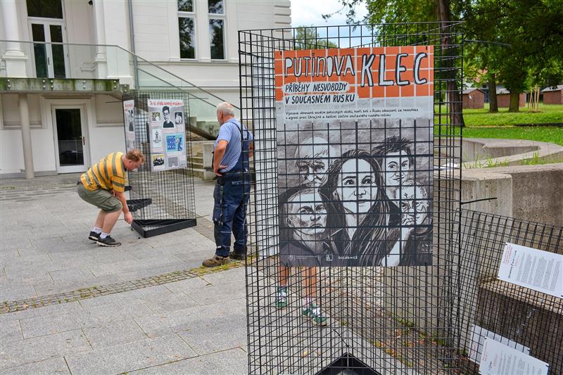 Instalace venkovní výstavy Putinova klec se oproti plánu zdržela. Na předchozí zastávce v Opavě se totiž výstavní panely staly terčem vandalského útoku.