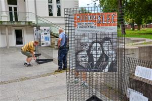 Instalace venkovní výstavy Putinova klec se oproti plánu zdržela. Na předchozí zastávce v Opavě se totiž výstavní panely staly terčem vandalského útoku.