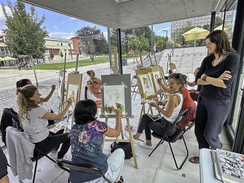 Kapacita všech kurzů připravených v rámci otevřených ateliérů ve výstavním pavilonu byla naplněna stejně jako workshop portrétů se Šárkou Hyklovou.