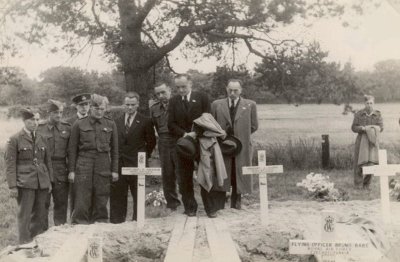 Pohřeb Emila Palichleba. Zleva: Vlastimil Galia, Václav Kašpárek, Vincenc Hrnčárek (v lodičkách), v civilu s kabátem přes ruku Jan Jalůvka, vpravo vedle ing. Josef Martinásek.