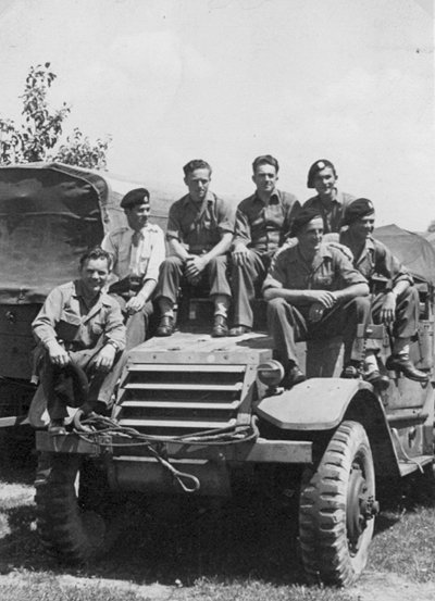 Václav Kašpárek (sedí na kapotě druhý zprava) nad ním Jan Mýlek.