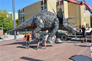 Už druhý týden vévodí Novému náměstí triceratops Jindra. Nepřehlédnutelná socha z kovového šrotu má být další připomínkou Burianova výročí a v Kopřivnici bude k vidění ještě dva týdny.