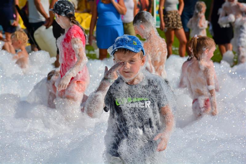 Největší nadšení dětských návštěvníků Letních slavností vyvolala vrstva pěny, ve které mohli dovádět díky místním hasičům.