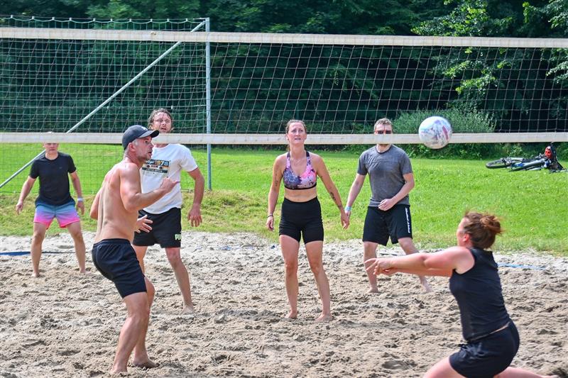 Šest týmů, patnáct zápasů, pohoda, zábava. Takový byl další ročník turnaje hokejistů v plážovém volejbalu na koupališti.