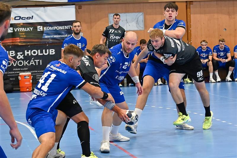 Házenkáři KH ISMM Kopřivnice (černé dresy) v tomto úvodním přípravném utkání před novou sezonou podlehli sousednímu rivalovi Frýdku-Místku o šest gólů.