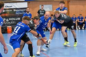 Házenkáři KH ISMM Kopřivnice (černé dresy) v tomto úvodním přípravném utkání před novou sezonou podlehli sousednímu rivalovi Frýdku-Místku o šest gólů.