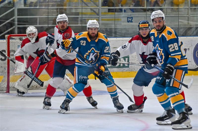 Hokejisté Kopřivnice na úvod přípravných zápasů vyjeli na led v nových dresech s listem kopřivy a písmenem "K" (zleva Jiří Pargač a Dominik Suchý). FOTO: MAREK HAVRAN