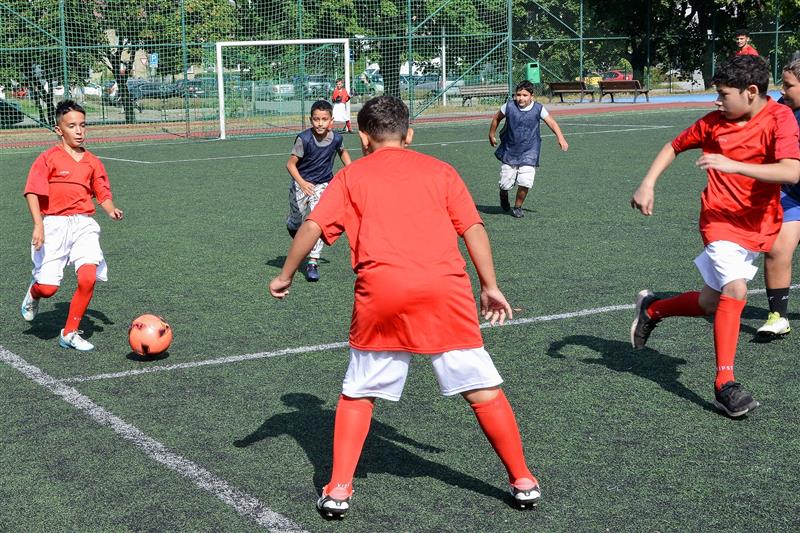 Ve sportovním areálu ZŠ dr. Milady Horákové se utkaly čtyři týmy malých fotbalistů z nízkoprahových zařízení z domácí Kopřivnice, z Přerova a z Ostravy. FOTO: DANA HOĎÁKOVÁ