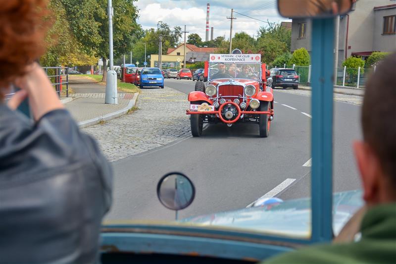 V rámci pouti se Kopřivničanům i návštěvníkům města už řadu let nabízejí projížďky historickými vozy Tatra. Ty nechyběly ani letos. V sobotu 30. 8. navíc do města zavítá víc než 130členná kolona tatrovek v rámci Tatra Veteran Rallye Beskydy. FOTO: D. MACH