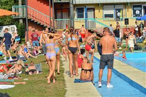 Zájem o rozloučení s kopřivnickým koupalištěm před rekonstrukcí byl značný. Díky teplému počasí, volnému vstupu a připraveným atrakcím minulý čtvrtek areál praskal ve švech.