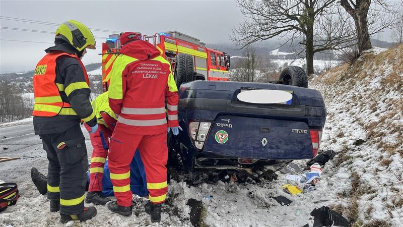 V lednu zasahovali kopřivničtí dobrovolní hasiči společně s hasiči z HZS u nehody, k níž došlo na silnici II/480 před klesáním ze Štramberka do Ženklavy.