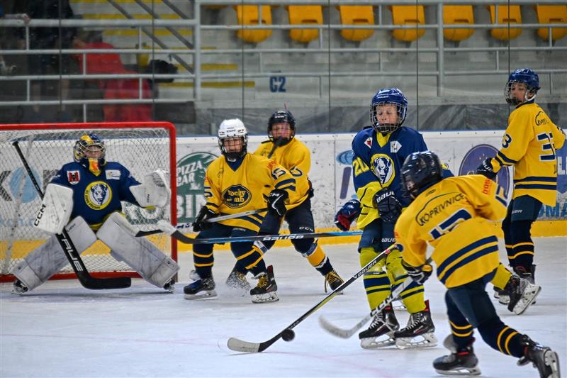 Hokejoví sedmáci HC Kopřivnice (žluté dresy) v tomto souboji na turnaji O kopřivnický puk proti Přerovu jednu herní část remizovali 3:3 a druhou vyhráli 2:1.