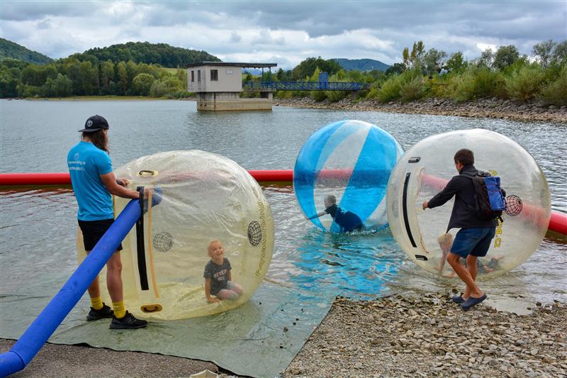 Oslavě padesátin Větřkovické přehrady stoprocentně nepřálo počasí. I tak si řada lidí užila zábavný den nejen na hladině, ale i v okolí oblíbené vodní nádrže.