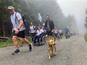 Šestnáct týmů vyrazilo minulou neděli na vrchol Lysé hory a s sebou vyvezli také vozíčkáře.