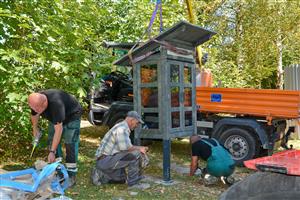 Přesně před týdnem byla na Větřkovické přehradě instalována knihobudka. Knihy a časopisy, které byly do ní vloženy, pocházejí z Re-use centra.