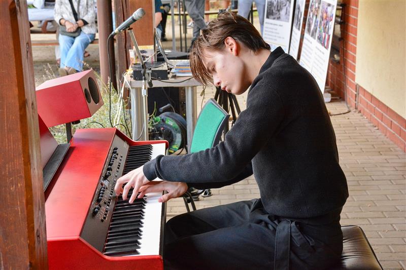 Hostem tradičního Loučení s létem, které proběhlo minulou sobotu v centru Vanaivan, byl i mladý klavírista Alexandr Klement.