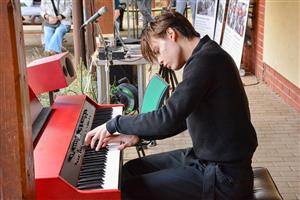 Hostem tradičního Loučení s létem, které proběhlo minulou sobotu v centru Vanaivan, byl i mladý klavírista Alexandr Klement.