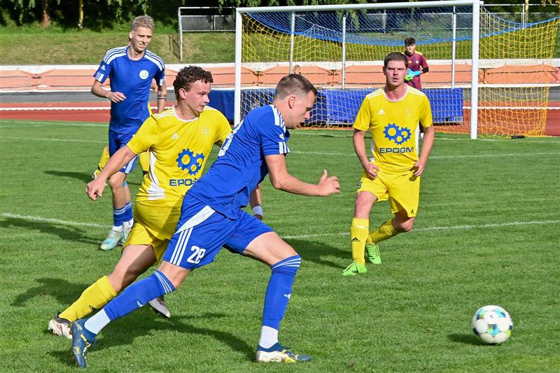 Jednu ze šesti branek Kopřivnice (modré dresy) v utkání s Tichou dal i Marek Socha (s míčem), v pozadí přihlíží jeho bratr Tomáš Socha.