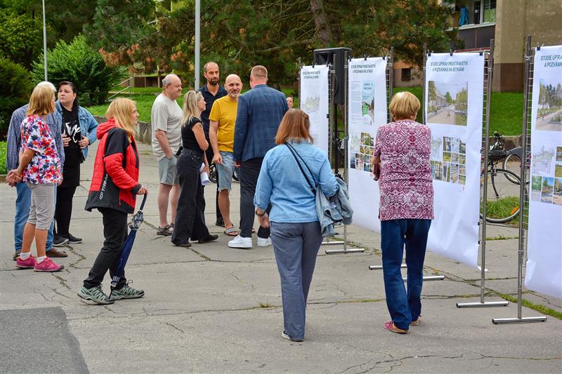 Na veřejné projednání navrhovaných úprav prostranství před Severkou přišlo několik desítek obyvatel, kteří měli možnost připomínkovat prezentované návrhy.