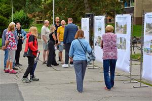 Na veřejné projednání navrhovaných úprav prostranství před Severkou přišlo několik desítek obyvatel, kteří měli možnost připomínkovat prezentované návrhy.