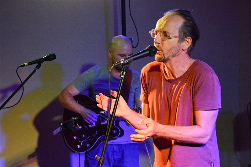 Víc než čtyři desítky lidí si užily koncertní sety Jiřího Imlaufa a následně slovenské indie kapely Kolowrat. Její frontman Rastislav Rusnák dokazoval, že patří k nejoriginálnějším textařům tamní scény.