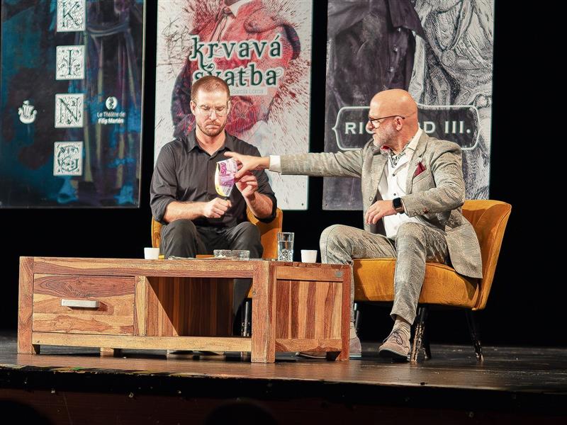 Vladimír Polívka a Hynek Čermák se postarali o zahájení nové divadelní sezony v kulturním domě uvedením komedie Milion.