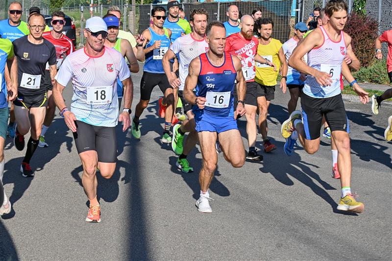 Hned v první skupině na startu úvodního kilometru u letního stadionu byl i pozdější absolutní vítěz Marek Tretera (č. 16)
