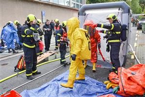 Hasiči cvičili zásah při simulovaném úniku čpavku ze strojovny ze zimního stadionu. Součástí cvičení bylo i nouzové informování obyvatelstva.