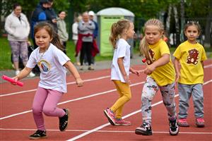 Nabitý program doprovodných běhů letošního "Zátopka" odstartoval čtvrteční "Minizátopek", ve kterém se utkalo celkem třináct týmů školek a přípravných tříd