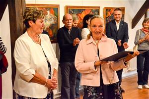 Přes padesát děl mapujících velkou část kariéry výtvarníka Josefa Treuchela vystavuje už týden Muzeum na Fojtství.