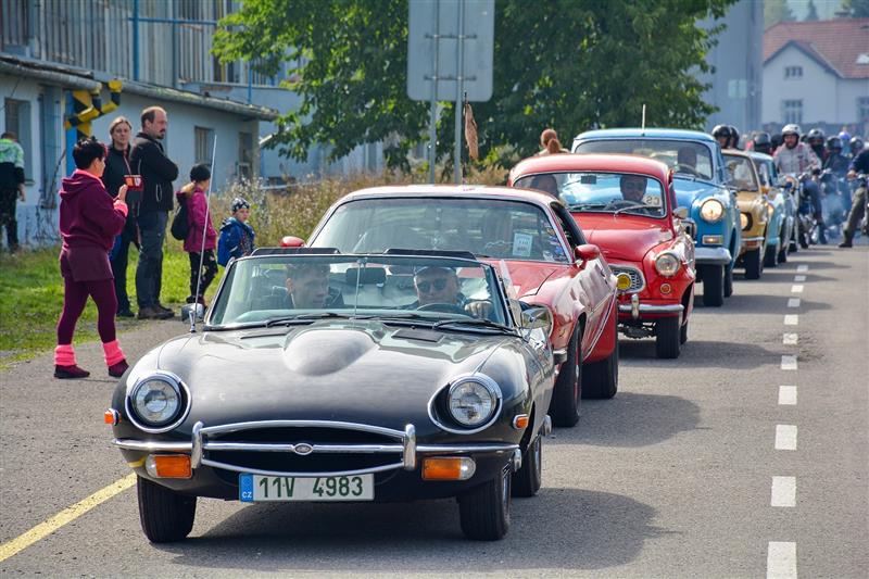 V Kopřivnici pořadatelé Svatováclavské jízdy udělili pohár nejstaršímu a nejvzdálenějšímu účastníkovi veteránské akce.