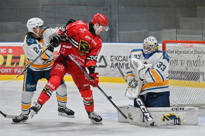 Hokejisté Kopřivnice (vpravo gólman Kubáň, vlevo útočník Velecký) poprvé v mistrovském utkání provětrali dresy v novém designu. S favoritem soutěže Prostějovem prohráli 4:7.