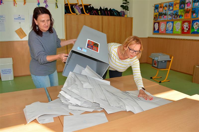 Ke sněmovním volbám přišlo minulý týden v Kopřivnici nejvíc voličů za 27 let. Volební účast překročila 66 % a okrskové volební komise sečetly víc jak 11 tisíc hlasů.