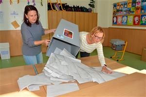 Ke sněmovním volbám přišlo minulý týden v Kopřivnici nejvíc voličů za 27 let. Volební účast překročila 66 % a okrskové volební komise sečetly víc jak 11 tisíc hlasů.