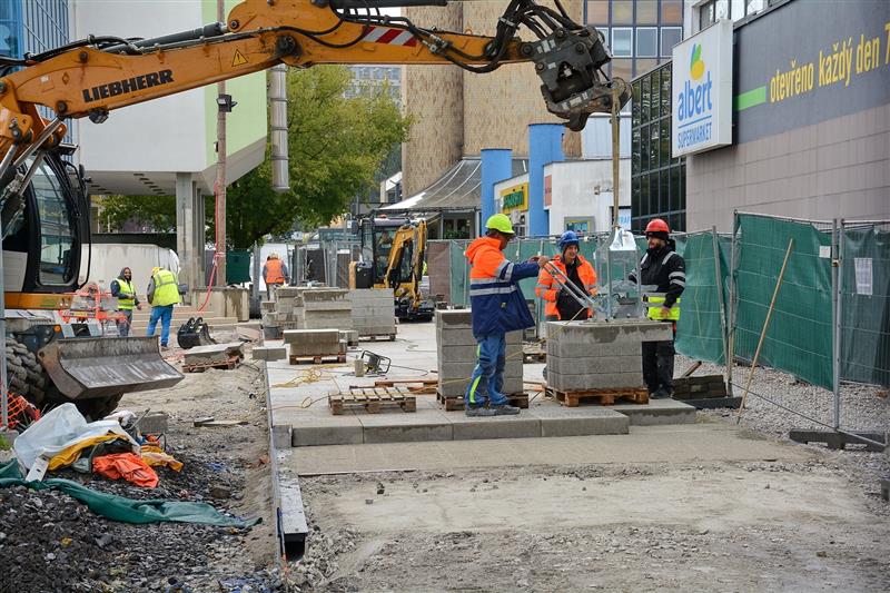 Úpravy projektu a stavby související s kryty pod objektem muzea jsou důvody, proč bude rekonstrukce předprostoru dokončena až v lednu následujícího roku.