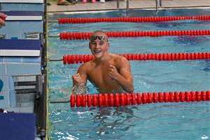 Jedním z úspěšných domácích plavců byl i Jiří Zátopek, na snímku po dohmatu vítězného závodu na 1 500 metrů volný způsob, při kterém se dostal pod 16 minut.