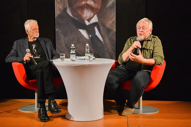 Hostem sedmadvacátého ročníku Kopřivnického pressování byl spisovatel Pavel Kosatík (vpravo). S Lubomírem Sazovským i návštěvníky akce diskutoval o hranicích svobody, ale i dalších aktuálních tématech