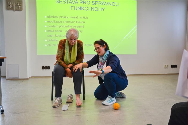 Na přednášku Petry Milichové přišlo minulý týden přes šedesát zájemců. Na závěr jim lektorka na figurantce ukázala několik cviků pro správnou funkci nohou.