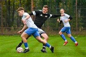 O branky Vlčovic-Mniší v utkání s Mořkovem se postarali Matěj Kachel (s míčem) a Ondřej Hanzelka (vzadu v bílém), na body to však bohužel nestačilo.