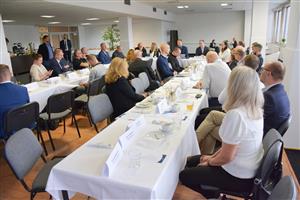 Zástupci větších podniků se s vedením města sešli na půdě hotelu Tatra. Diskutovalo se mimo jiné o školství, dopravě a bydlení ve městě