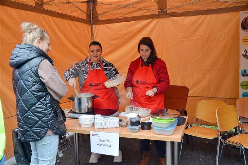 Zástupci deseti organizací uvařili jedenáct polévek, účastníkům nejvíc chutnala králičí, kterou uvařil tým z kopřivnické Charity
