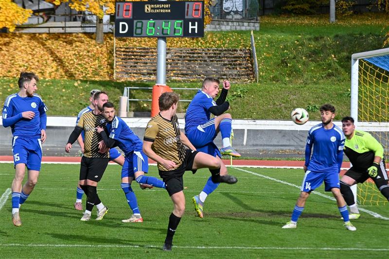 Velmi smolný moment si hned v 7. minutě zápasu s Bystřicí vybral Patrik Vrba, který při rohovém kopu takto nechtěně nasměroval míč do vlastní sítě