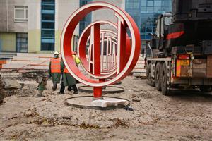 Pět bezmála dvoutunových kruhů s písmeny dohromady tvořícími logo Tatry bylo v závěru minulého týdne instalováno před vstupem do muzea osobních automobilů. Dokončení úprav prostranství se očekává v lednu.