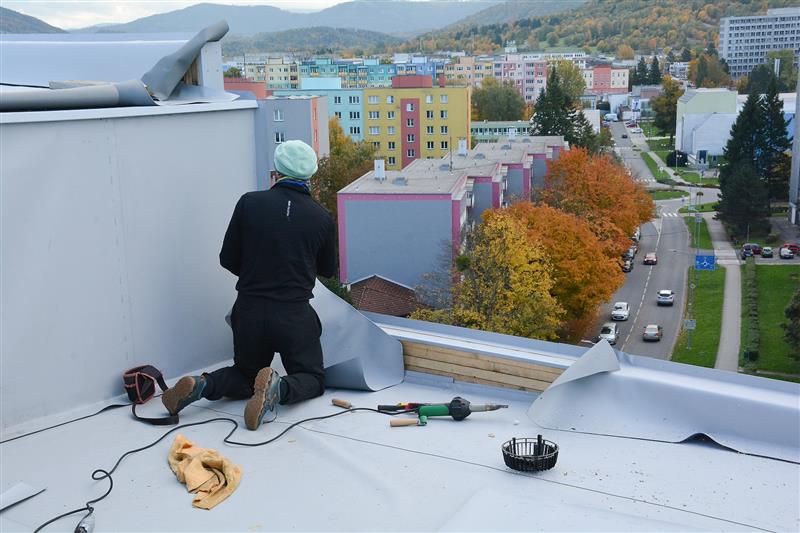 Oprava střechy bytového domu č. p. 891 bude nakonec o víc než 400 tisíc korun levnější, než se původně předpokládalo.