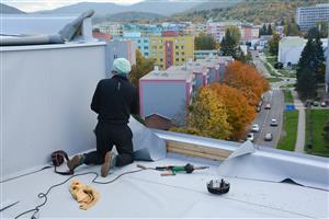 Oprava střechy bytového domu č. p. 891 bude nakonec o víc než 400 tisíc korun levnější, než se původně předpokládalo.