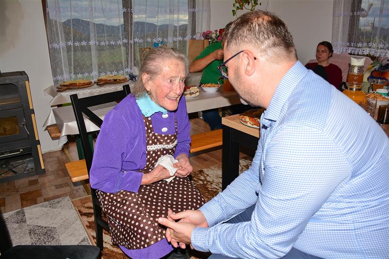 K pětadevadesátým narozeninám Ludmile Pustějovské, nejstarší obyvatelce Mniší, pogratuloval i místostarosta David Monsport.