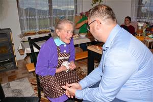 K pětadevadesátým narozeninám Ludmile Pustějovské, nejstarší obyvatelce Mniší, pogratuloval i místostarosta David Monsport.