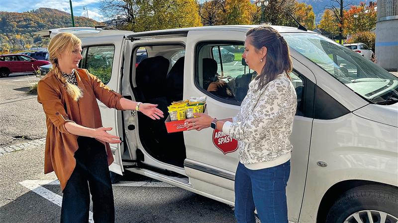 Před týdnem byly předány zástupcům kopřivnické pobočky Armády spásy ČR potraviny a hygienické potřeby, které byly nasbírány na radnici za pomoci hasičů.