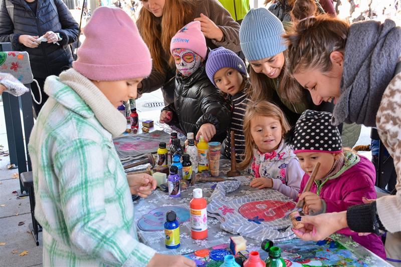 Součástí programu bylo i několik výtvarných workshopů. Děti si mohly například potisknout textilní trička a tašky.