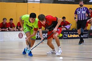 Florbalisté Kopřivnice v duelu poháru proti superligovým Vítkovicím bojovali až do konce. Na snímku domácí David Svoboda v souboji s vítkovickým kapitánem Ondřejem Vítovcem.